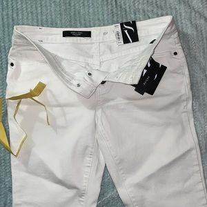 Size 10 button fly Capri Vera Wang simply